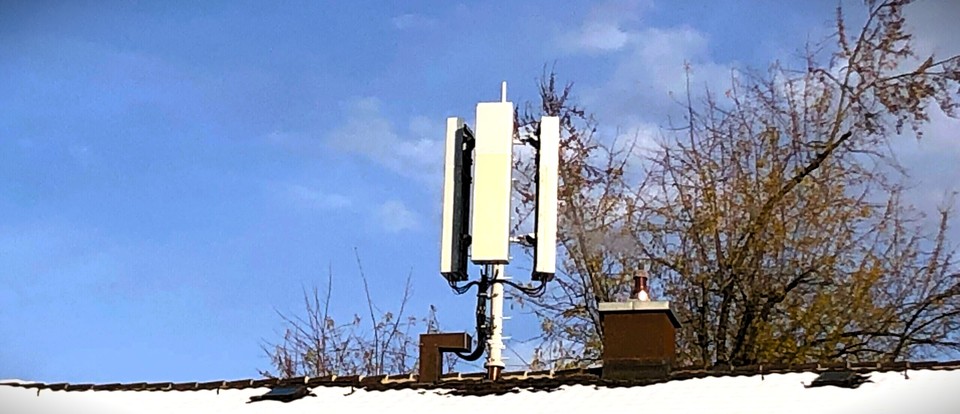 Mobilfunkantenne auf einem Wohnhaus in Albisrieden, Zürich.