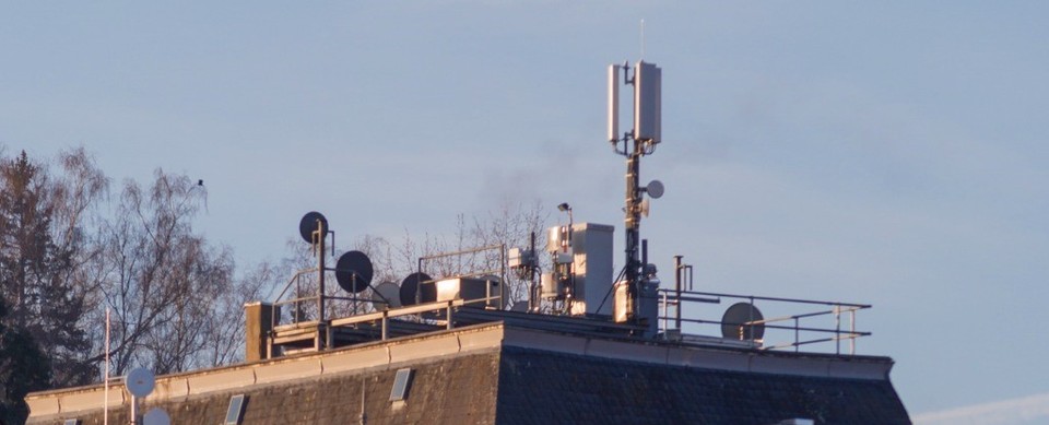 Mobilfunkantenne auf einem Wohnhaus. (rudolfgeiger / iStock)